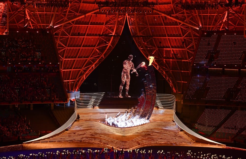 9月23日，最后一棒火炬手汪順和“數(shù)字火炬手”在第19屆亞洲運(yùn)動會開幕式上點燃主火炬。新華社記者 胡虎虎 攝