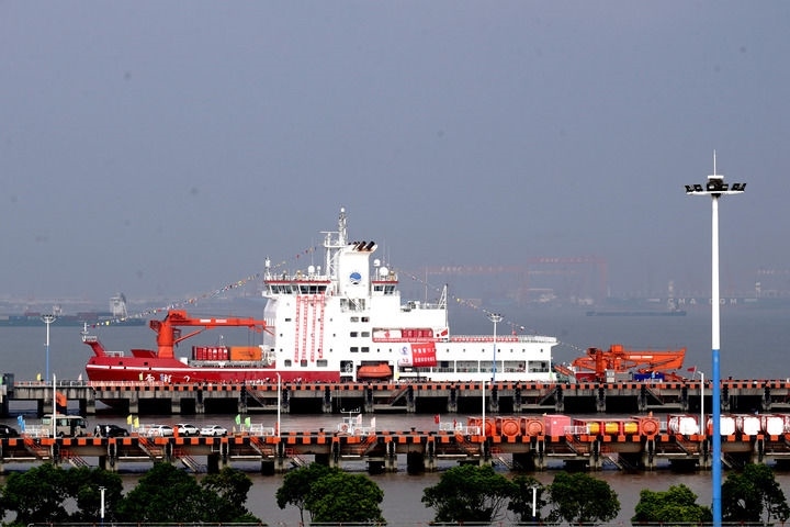 9月27日，“雪龍2”號極地科考破冰船停泊在中國極地考察國內(nèi)基地碼頭。當(dāng)日，由自然資源部組織的中國第13次北冰洋科學(xué)考察隊乘“雪龍2”號極地科考破冰船返回上海，標(biāo)志著中國第13次北冰洋科學(xué)考察任務(wù)圓滿完成。新華社記者 張建松 攝