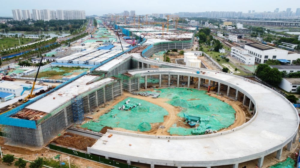 9月9日拍攝的?？谛潞８酆湍细邸岸€口岸”（貨運(yùn)）集中查驗場所建設(shè)項目（無人機(jī)照片）。該項目是海南自貿(mào)港封關(guān)運(yùn)作重點項目。新華社記者 楊冠宇 攝