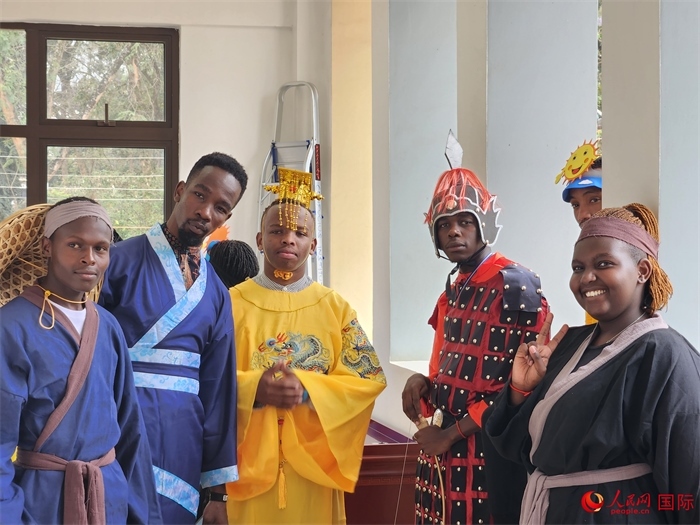 28日，肯尼亞內羅畢大學孔子學院舉行“詩劇頌中秋，中肯共月明”中秋慶典，情景劇《嫦娥奔月》部分演員合影。人民網記者 黃煒鑫攝