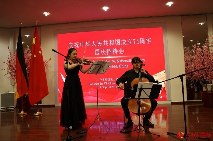 青年音樂家為來賓們現(xiàn)場演奏《我和我的祖國》。人民網(wǎng)記者 劉仲華攝