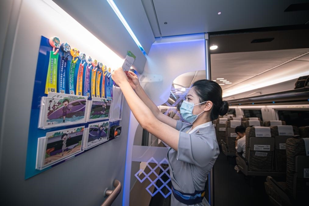 2023年9月16日，復(fù)興號(hào)亞運(yùn)智能動(dòng)車組列車正式載客運(yùn)營(yíng)。新華社記者 江漢 攝