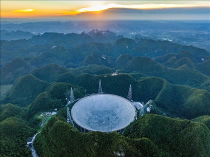 “中國天眼”全景（維護保養(yǎng)期間拍攝）。新華社記者 歐東衢 攝