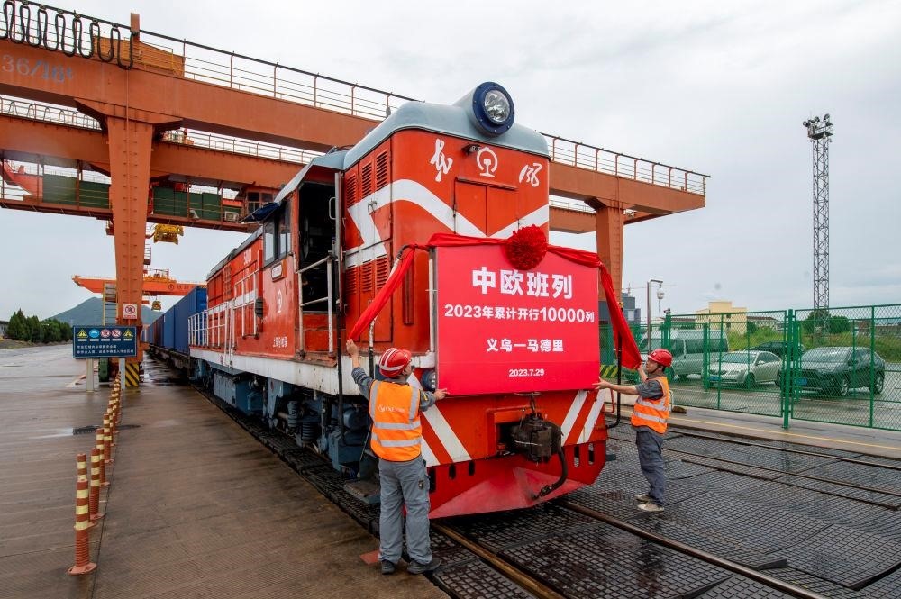 △2023年7月29日，滿載110個(gè)標(biāo)箱出口貨物的X8020次中歐班列從浙江義烏西站準(zhǔn)備啟程。