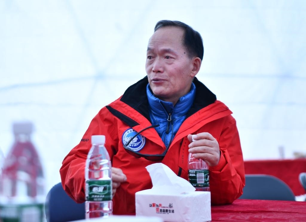 中國科學(xué)院院士、第二次青藏科考隊(duì)隊(duì)長姚檀棟在卓奧友峰登山大本營（9月29日攝）。新華社記者晉美多吉 攝