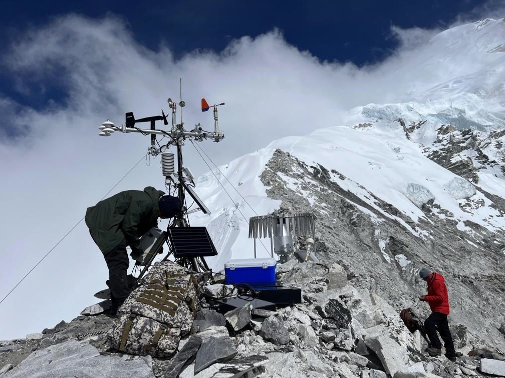 科考隊(duì)員在海拔6450米架設(shè)自動氣象站（9月25日攝）。（圖片由第二次青藏科考隊(duì)科考隊(duì)員提供）