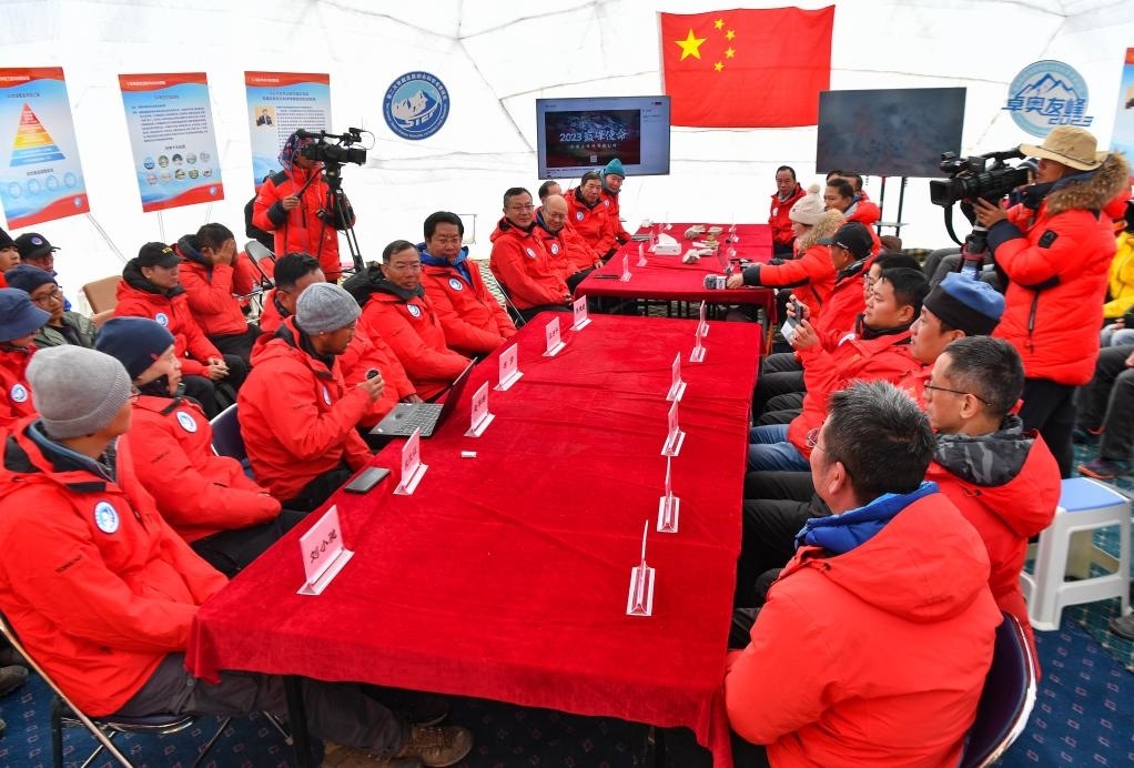 海拔4950米的卓奧友峰科考大本營，科考隊(duì)員趙華標(biāo)（手拿麥克風(fēng)看電腦者）在宣讀剛剛接收到的頂峰氣象觀測數(shù)據(jù)，這標(biāo)志著峰頂自動氣象站架設(shè)成功，成功傳回觀測數(shù)據(jù)（10月1日攝）。新華社記者晉美多吉 攝