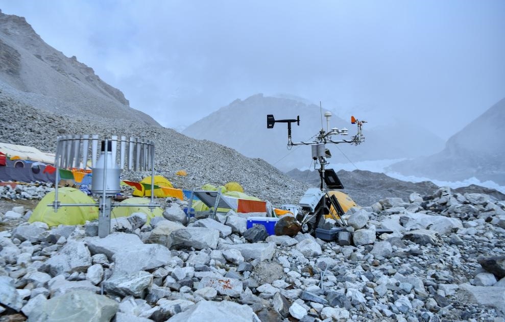 位于海拔5700米卓奧友峰前進(jìn)營地的自動氣象站（9月29日攝）。新華社記者晉美多吉 攝