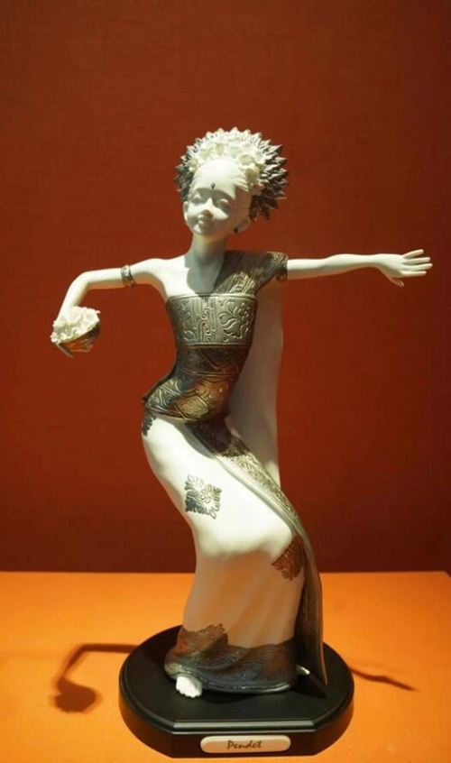 2013年10月，時(shí)任印度尼西亞總統(tǒng)蘇西洛贈(zèng)送習(xí)近平主席的鑲錫瓷塑舞者。