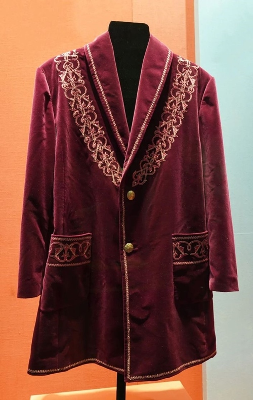 2013年9月，時(shí)任哈薩克斯坦總統(tǒng)納扎爾巴耶夫贈(zèng)送習(xí)近平主席的哈薩克斯坦民族服裝。