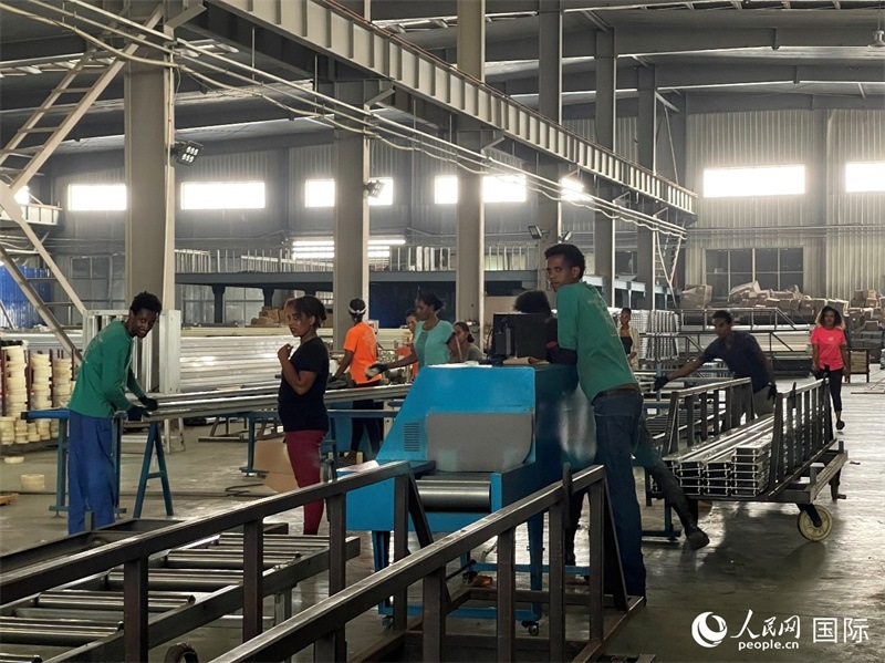 東方工業(yè)園華嘉鋁業(yè)生產(chǎn)車間。人民網(wǎng)記者 趙艷紅攝