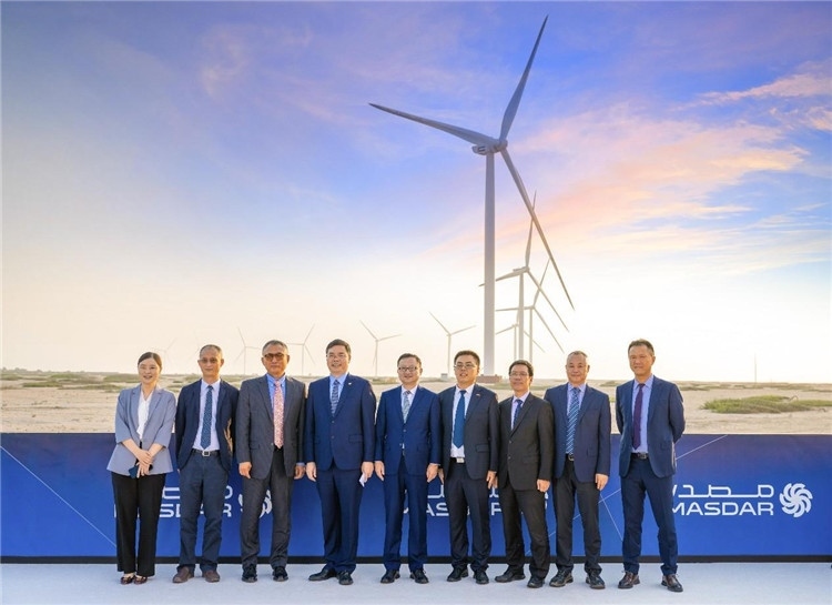 中方建設者在風電場合影。中國電建供圖