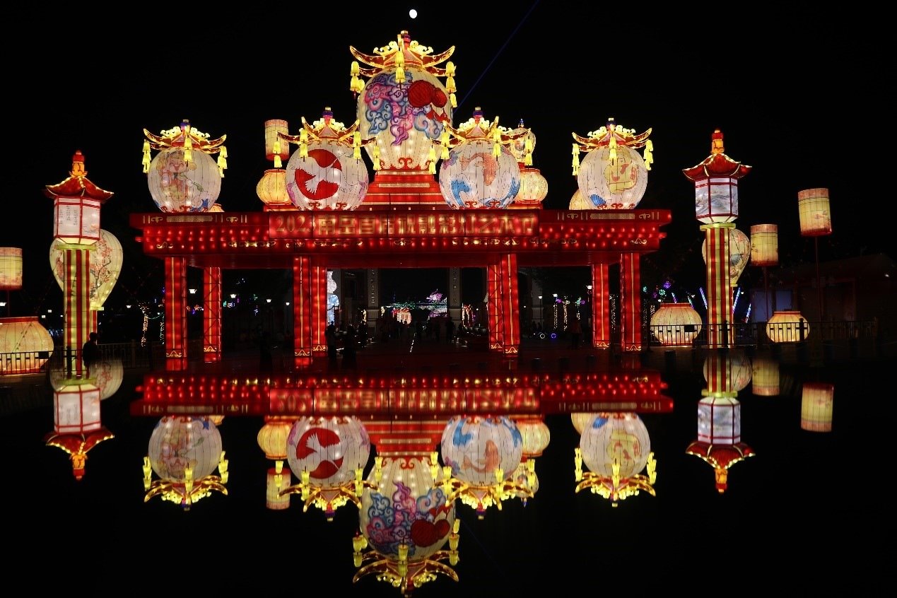 中秋國(guó)慶期間，南岳祝融文旅小鎮(zhèn)舉辦祝融花燈節(jié)。曹正平攝