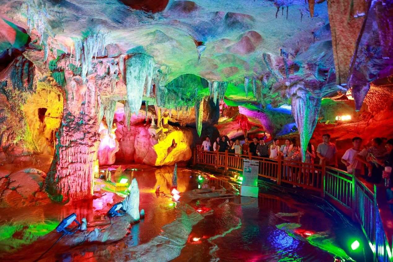 國(guó)慶假期期間，江西萬年神農(nóng)宮景區(qū)游人如織。受訪者供圖