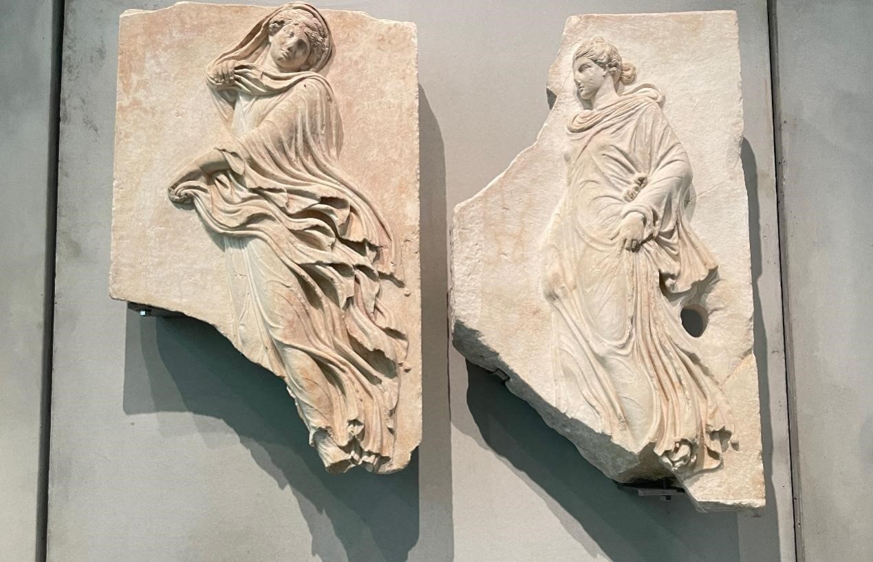 出自酒神劇場(chǎng)的浮雕，刻畫了舞者的形象。人民網(wǎng)記者 郭冠華攝