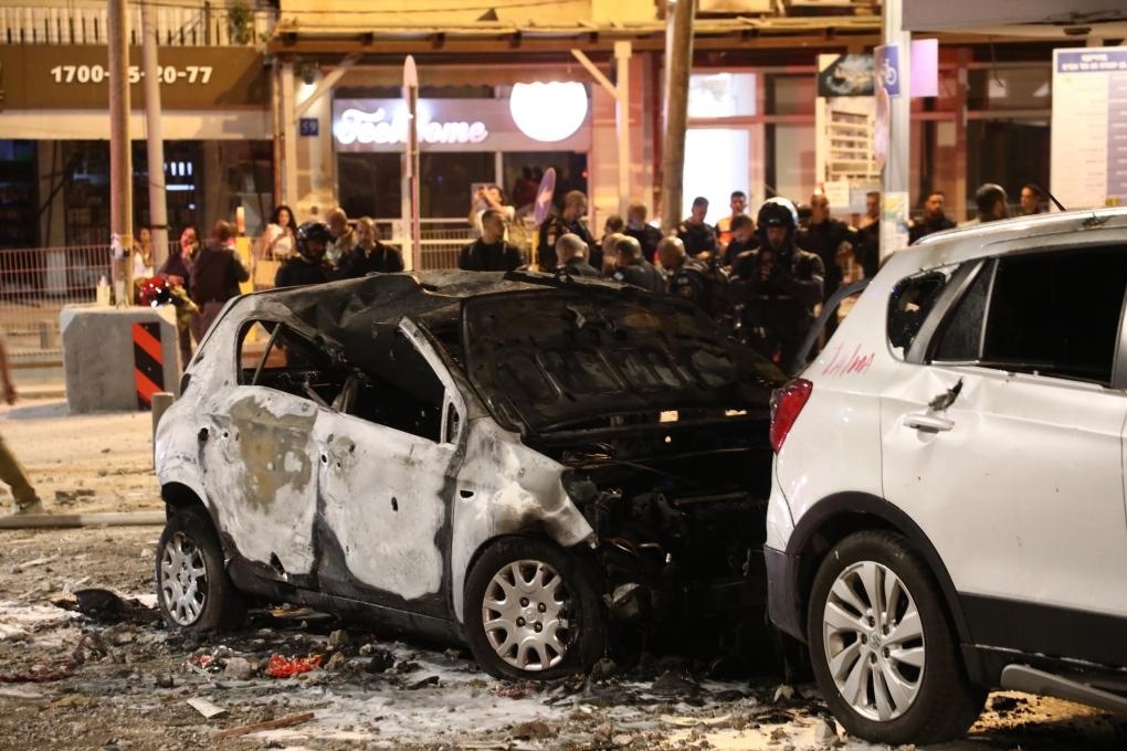 這是10月7日在以色列特拉維夫拍攝的遭火箭彈破壞的車輛。新華社發(fā)