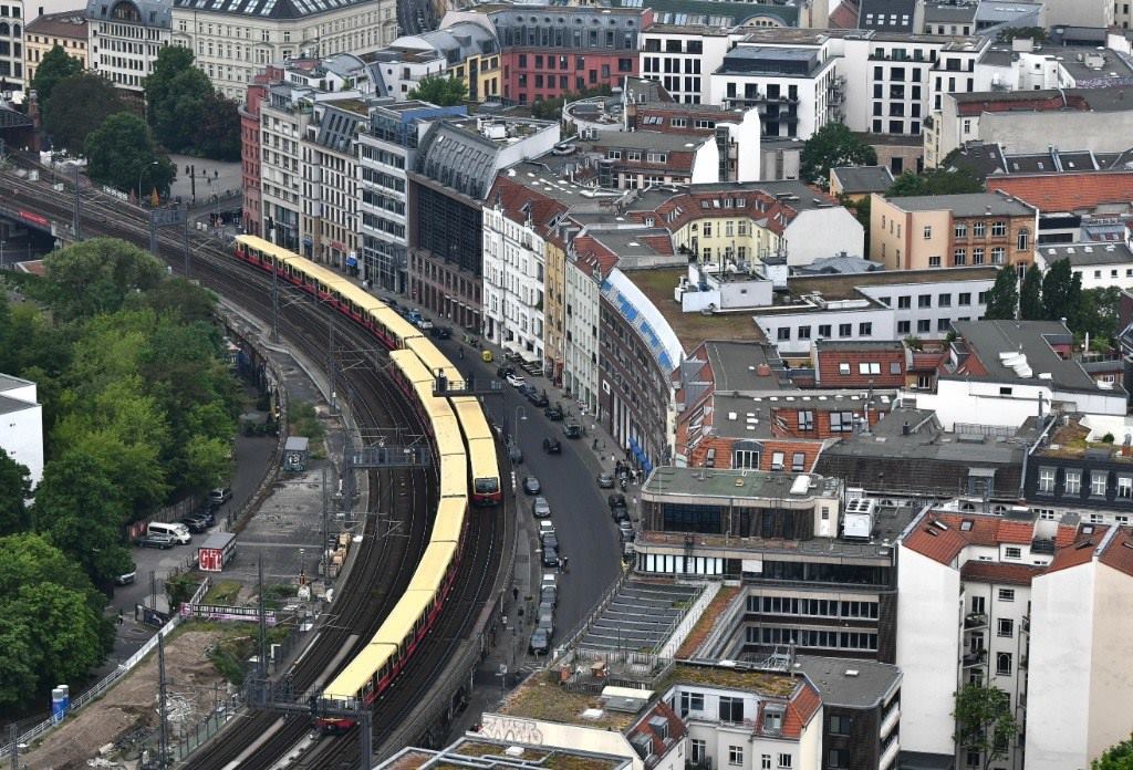 5月23日，列車在德國柏林市區(qū)行駛。新華社記者任鵬飛攝