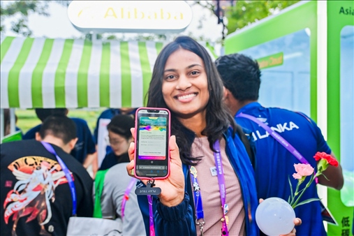 亞運(yùn)村運(yùn)動(dòng)員正在展示個(gè)人的低碳賬戶。 受訪者供圖