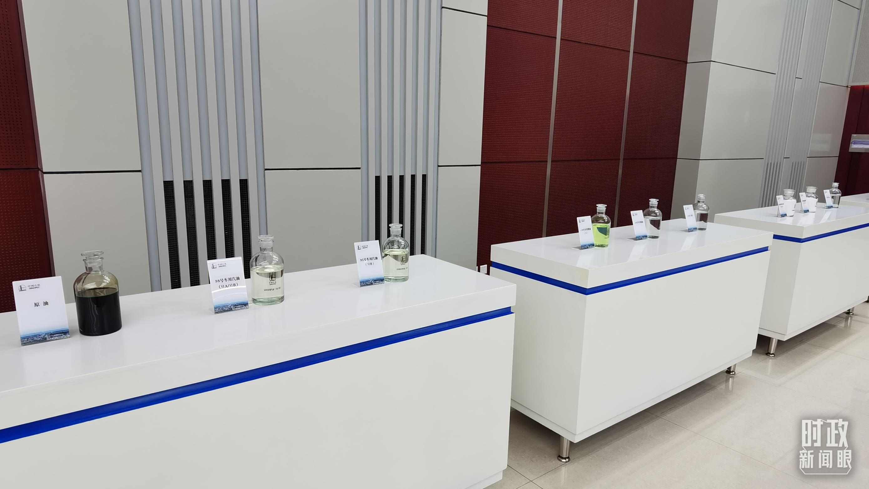 △中國石化九江分公司生產(chǎn)的產(chǎn)品展示。（總臺(tái)央視記者郭鴻拍攝）