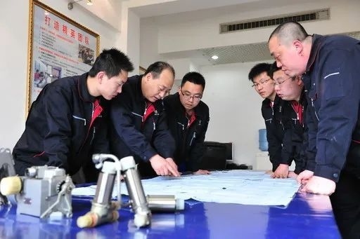 △李志強（左二）與班組成員在研究工作。