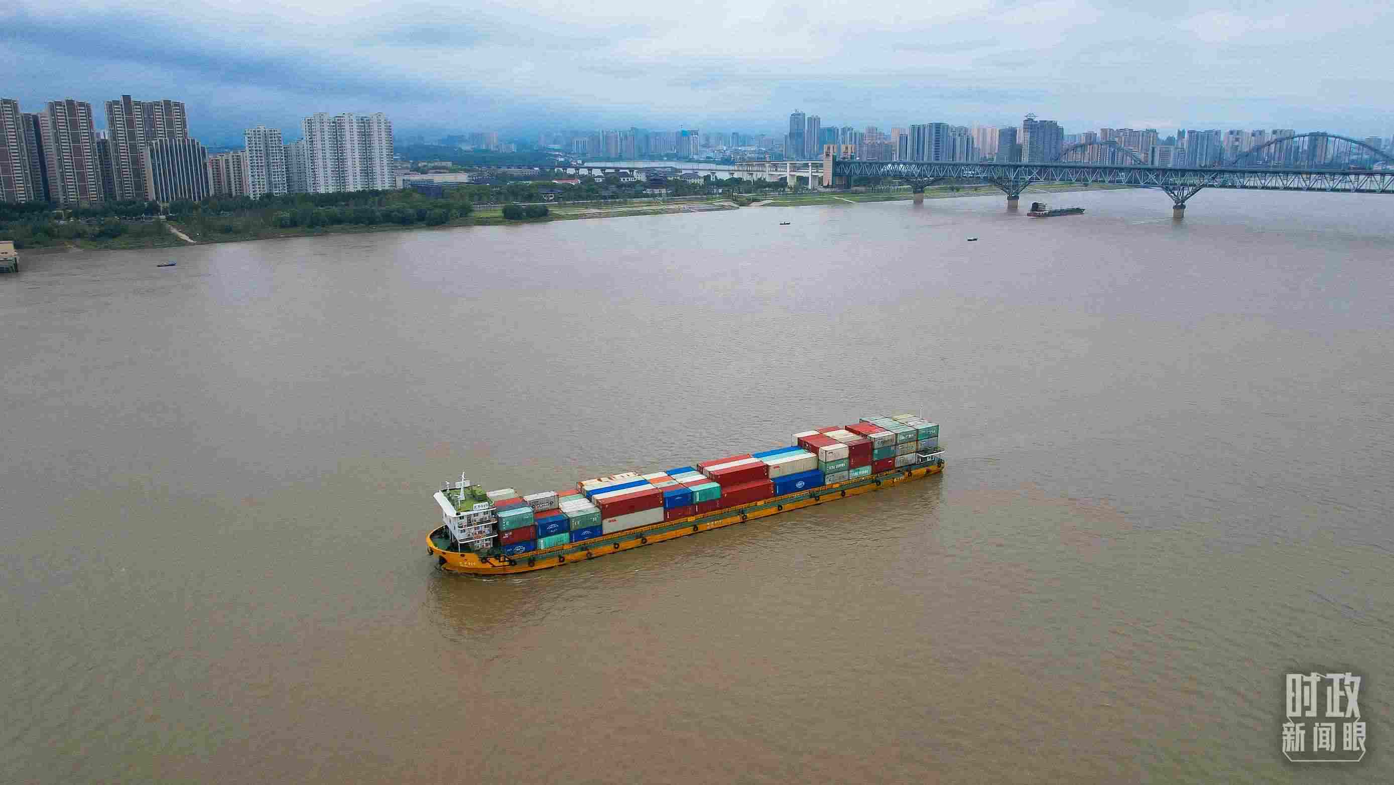 △長(zhǎng)江九江段。（總臺(tái)央視記者范凱拍攝）