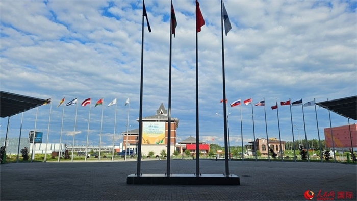 中白工業(yè)園內(nèi)，多國國旗飄揚。園區(qū)已有來自16個國家和地區(qū)的企業(yè)入駐。人民網(wǎng)記者 朱虹攝