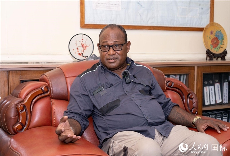 2023年9月13日，所羅門群島副總理兼基礎(chǔ)設(shè)施和發(fā)展部長梅納西·梅蘭加在首都霍尼亞拉接受人民網(wǎng)記者專訪。人民網(wǎng) 賀吉攝