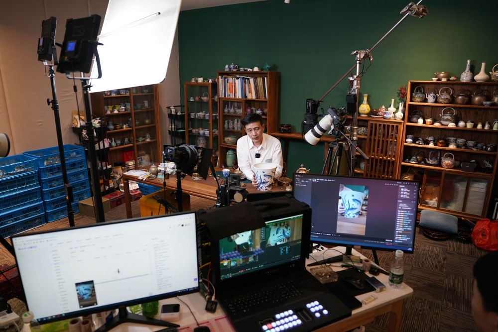 ↑在景德鎮(zhèn)，工作人員通過(guò)網(wǎng)絡(luò)直播推介陶瓷產(chǎn)品（2023年2月22日攝）。