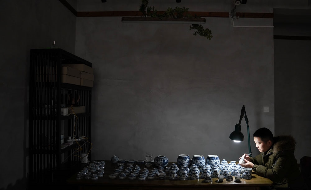 ↑ 2020年12月23日，手工陶瓷制作者在工作室檢測(cè)成品。