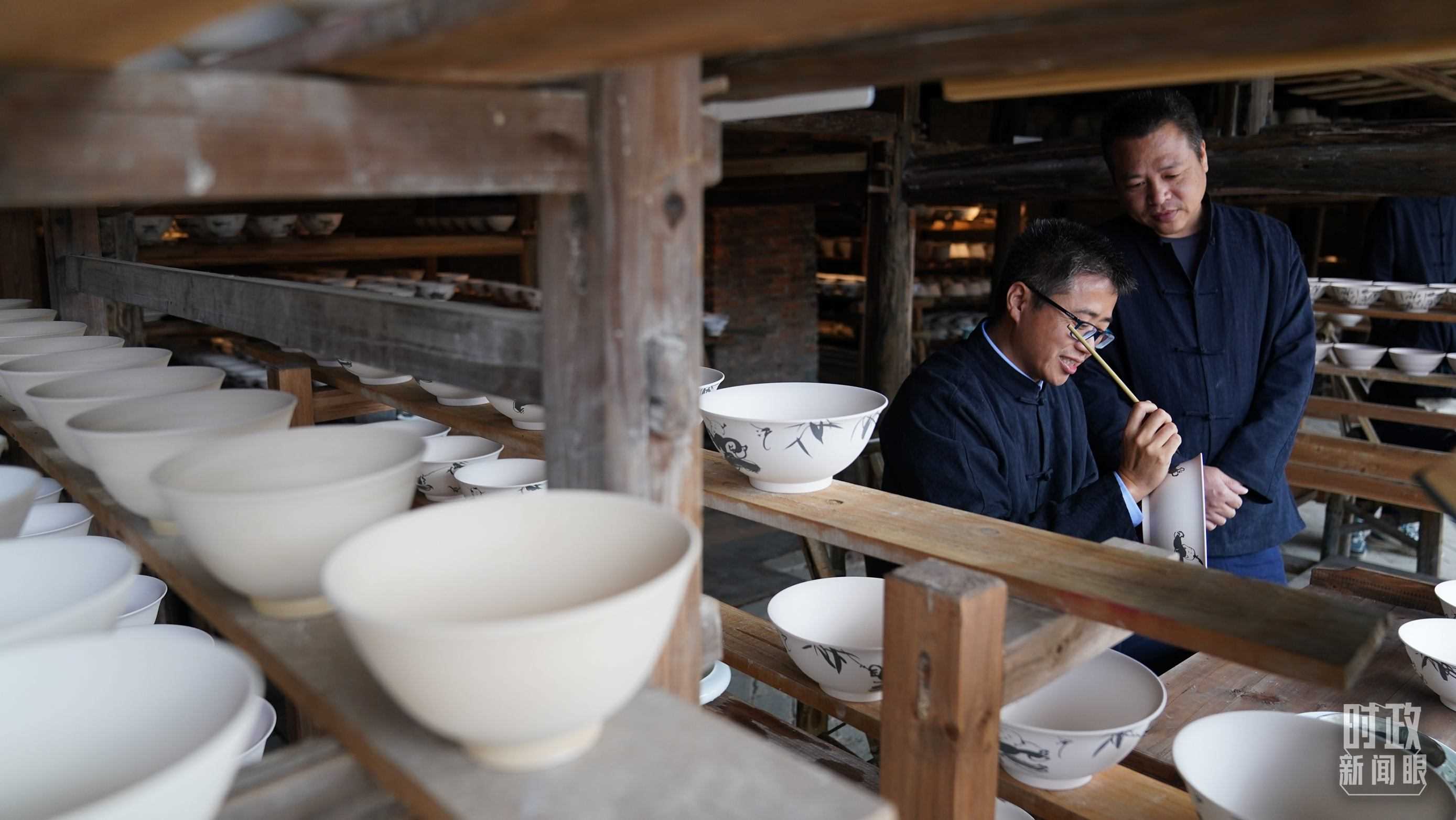 △非遺傳承人正在繪制瓷器。（總臺國廣記者李晉拍攝）