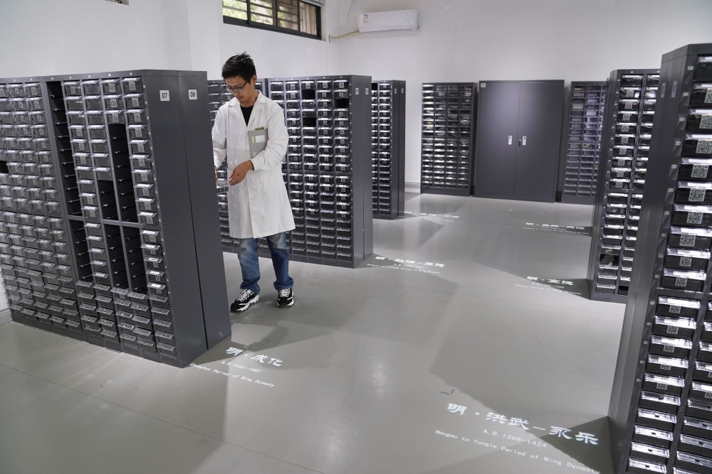 ↑工作人員在古陶瓷基因庫(kù)里工作（2023年5月16日攝）。