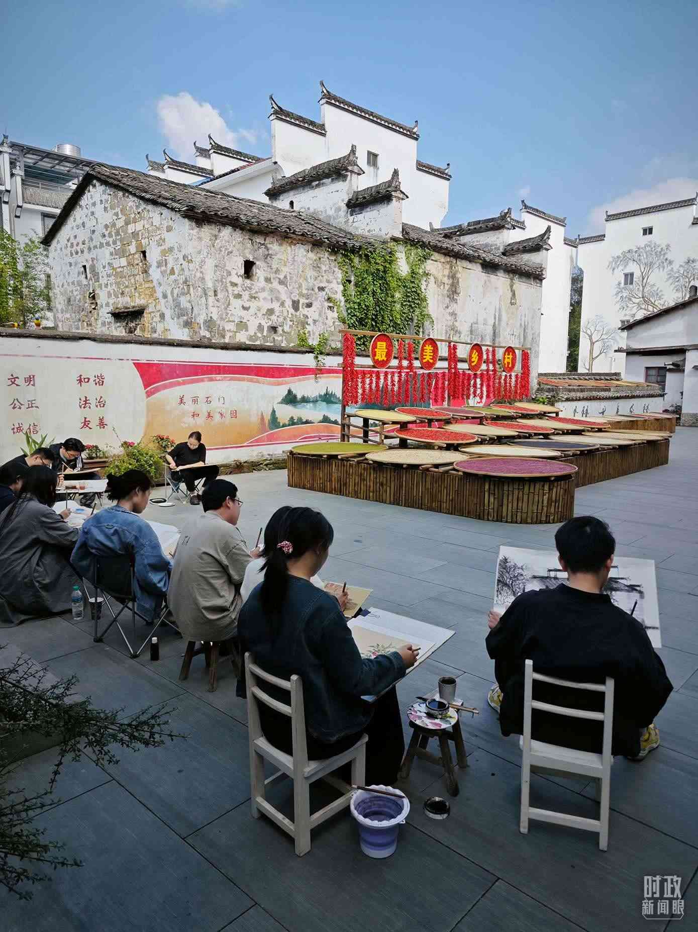 △來自中國美術(shù)學(xué)院的同學(xué)在石門村寫生。（總臺央視記者郁振一拍攝）