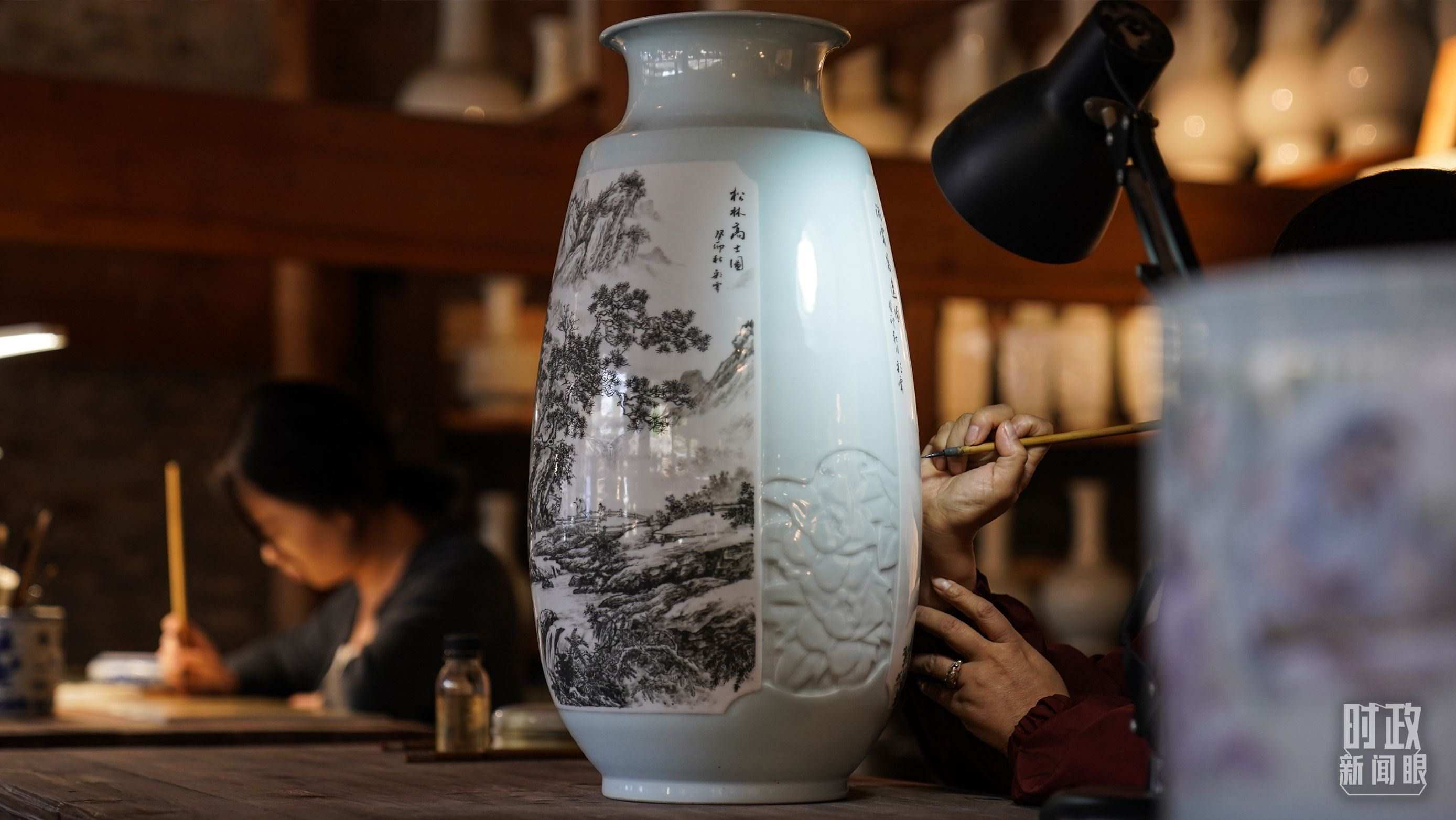 △陶瓷畫師正在繪制瓷器。（總臺國廣記者李晉拍攝）