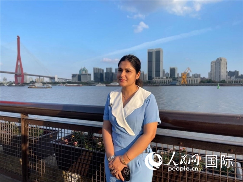 孟加拉國Channel24電視頻道主持人伊斯拉特·阿敏在上海市楊浦濱江接受采訪。 人民網(wǎng)記者 張榮攝