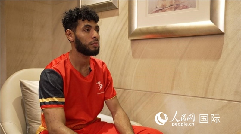 巴布亞新幾內亞乒乓球國家隊隊員杰弗瑞·羅伊接受采訪。 人民網(wǎng) 彭昱凱攝