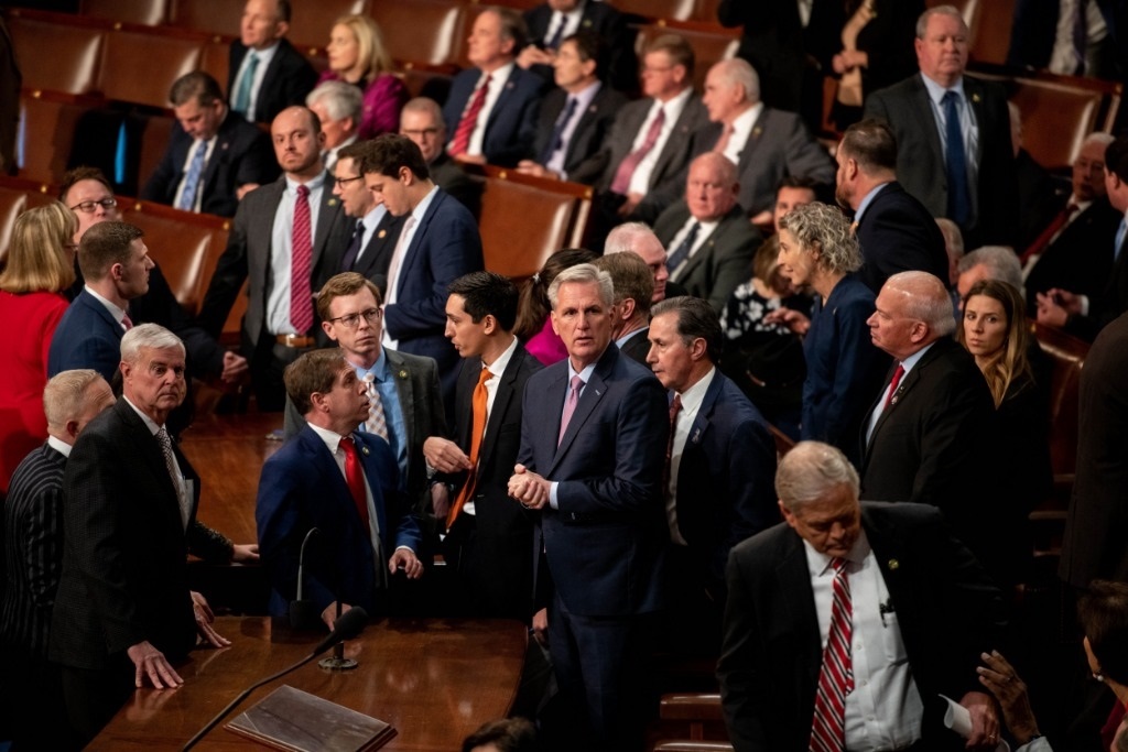 這是1月6日在美國華盛頓國會拍攝的凱文·麥卡錫（中）。新華社記者劉杰攝