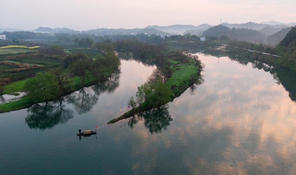 2021年3月15日拍攝的婺源月亮灣旅游公園，石門自然村坐落于此。新華社記者 胡晨歡 攝