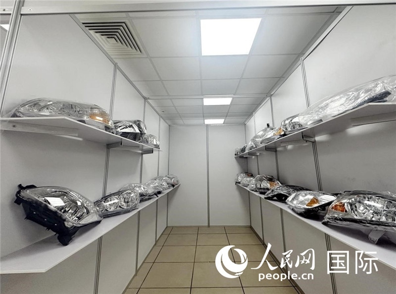 在位于莫斯科格林伍德國際貿(mào)易中心的浙江寧波優(yōu)質(zhì)商品展銷中心內(nèi)，展示著來自浙江寧波慈溪市的汽車配件樣品。人民網(wǎng)記者 申佳平攝