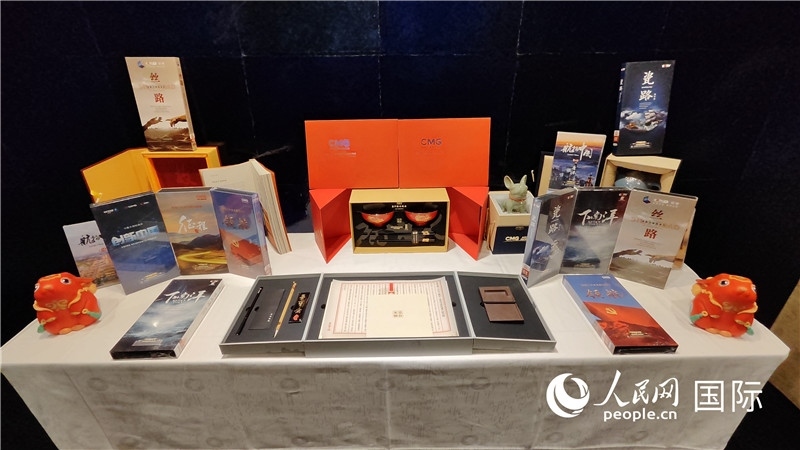 中央廣播電視總臺精品節(jié)目及文創(chuàng)產(chǎn)品展臺。人民網(wǎng) 蔣曉辰攝