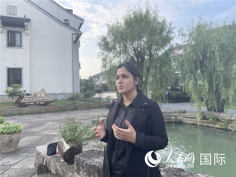 孟加拉國(guó)Channel 24電視頻道主持人伊斯拉特·阿敏在安吉接受記者采訪。人民網(wǎng)記者 張榮攝