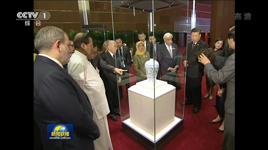 2019年5月15日，中外領(lǐng)導人共同參觀“大美亞細亞——亞洲文明展”。（視頻截圖）