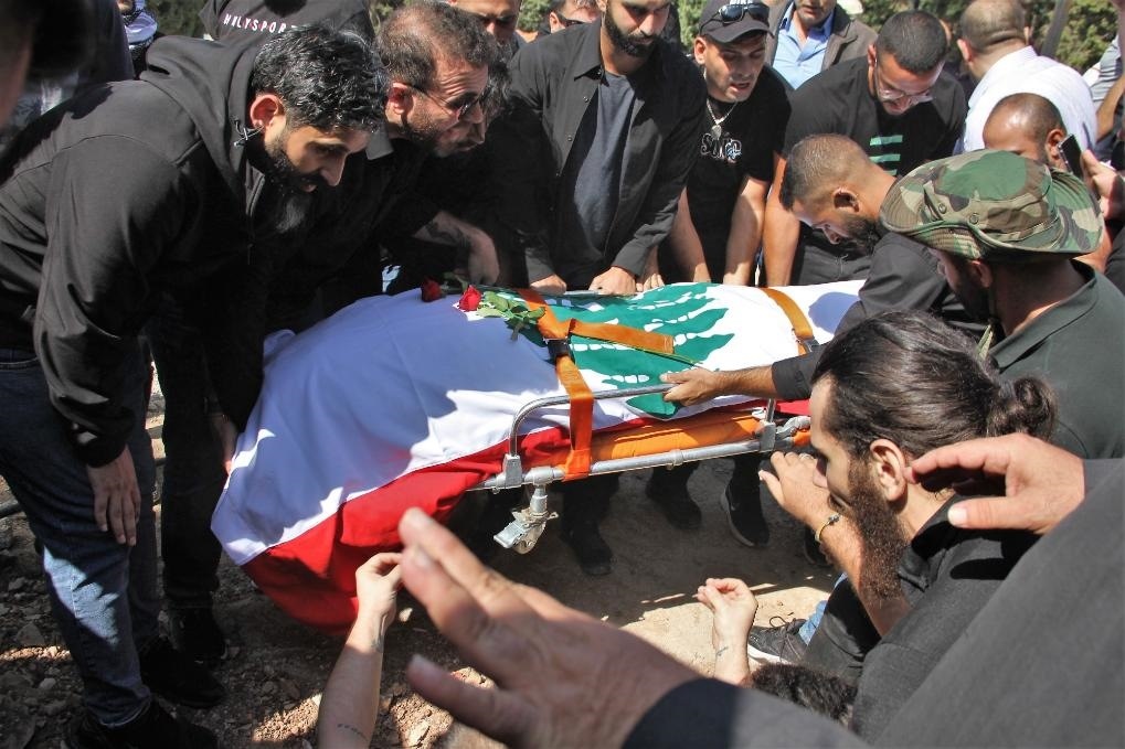 10月14日，黎巴嫩南部希亞姆鎮(zhèn)，黎巴嫩記者和民眾為在以色列轟炸中死亡的攝影記者伊薩姆·阿卜杜拉送葬。新華社發(fā)（塔希爾·阿布·哈姆丹攝）