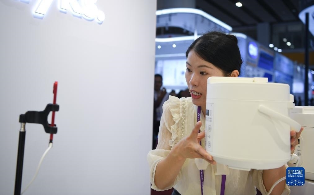 10月15日，參展的工作人員在展臺(tái)直播介紹家電產(chǎn)品。新華社記者 鄧華 攝