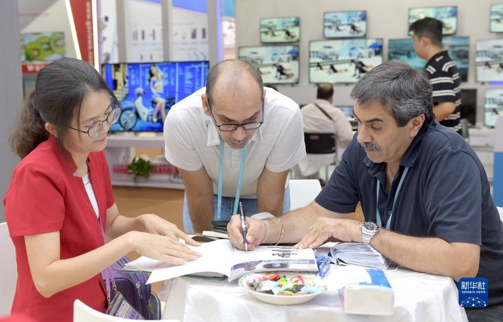 10月15日，客商在廣交會(huì)上洽談業(yè)務(wù)。新華社記者 盧漢欣 攝