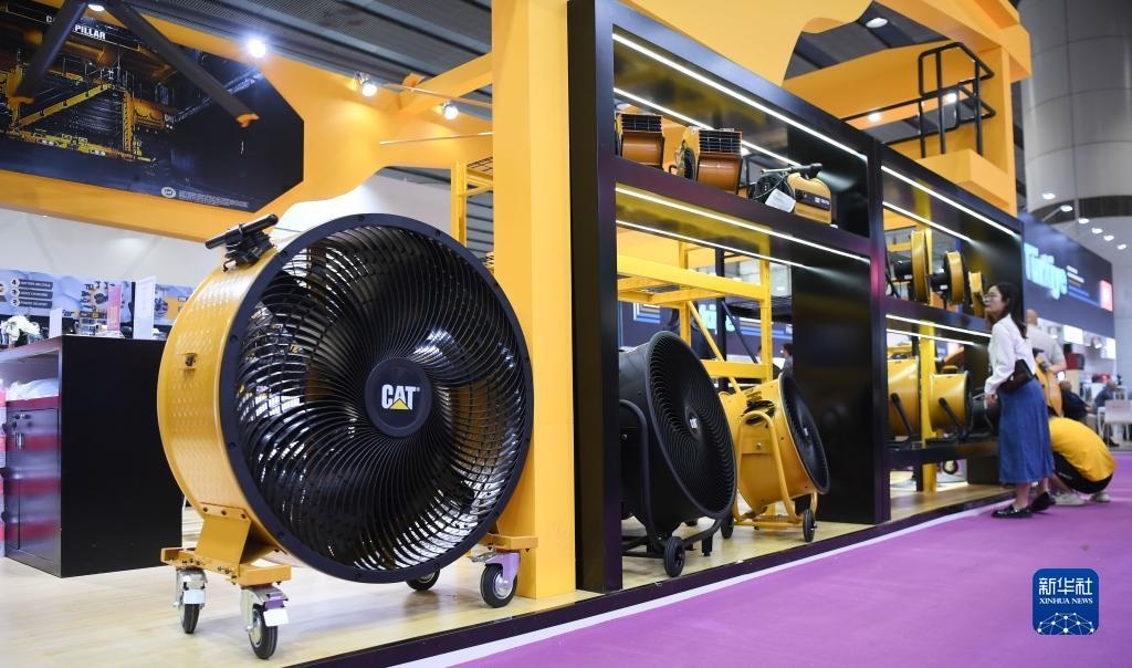 10月15日，參觀者在了解一家美國參展商的產(chǎn)品。新華社記者 鄧華 攝