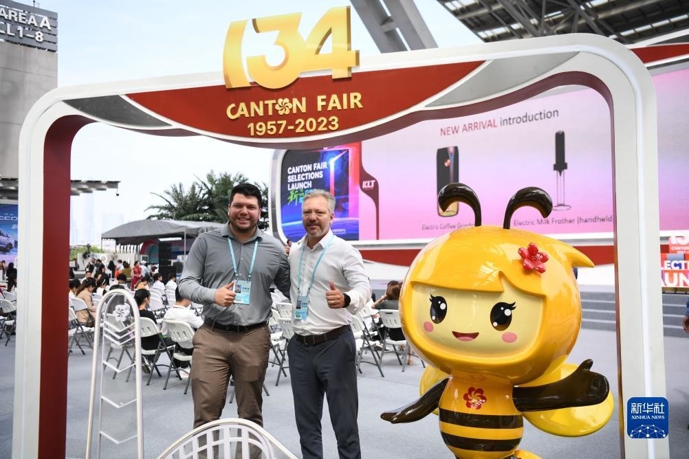 10月15日，來自巴西的采購商在廣交會(huì)上合影。新華社記者 鄧華 攝