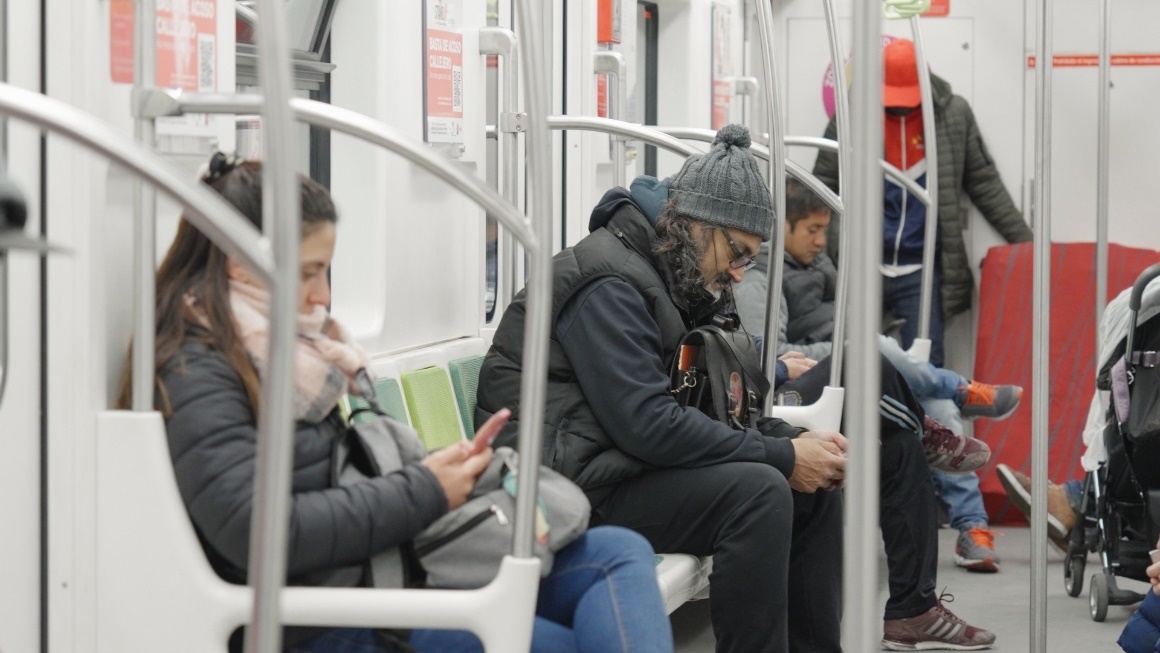 阿根廷布宜諾斯艾利斯市，乘客們乘坐A線地鐵從郊區(qū)前往市內(nèi)。人民網(wǎng)記者 張若涵攝