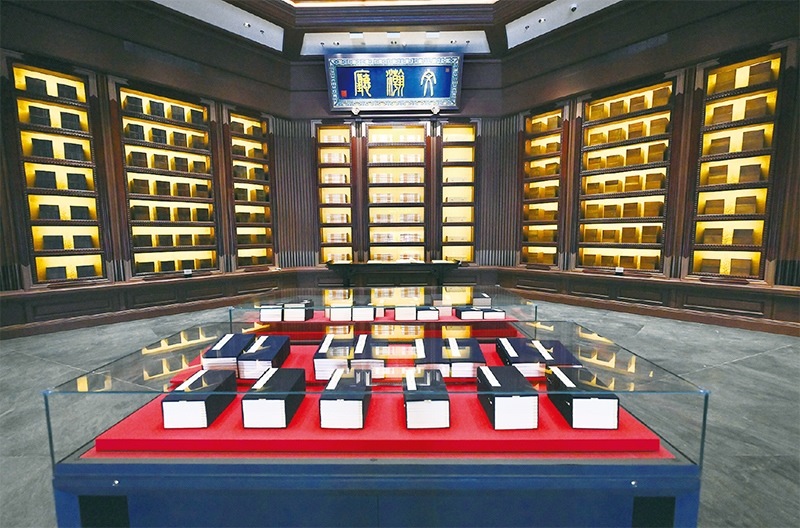 建設中國國家版本館，是以習近平同志為核心的黨中央作出的重大決策，是文明大國建設的基礎工程，是功在當代、利在千秋的標志性文化工程，充分體現(xiàn)了我們黨傳承發(fā)展中華文化的高度自覺、汲取歷史智慧更好走向未來的歷史主動。圖為2023年5月拍攝的中國國家版本館中央總館文瀚廳。 新華社發(fā)