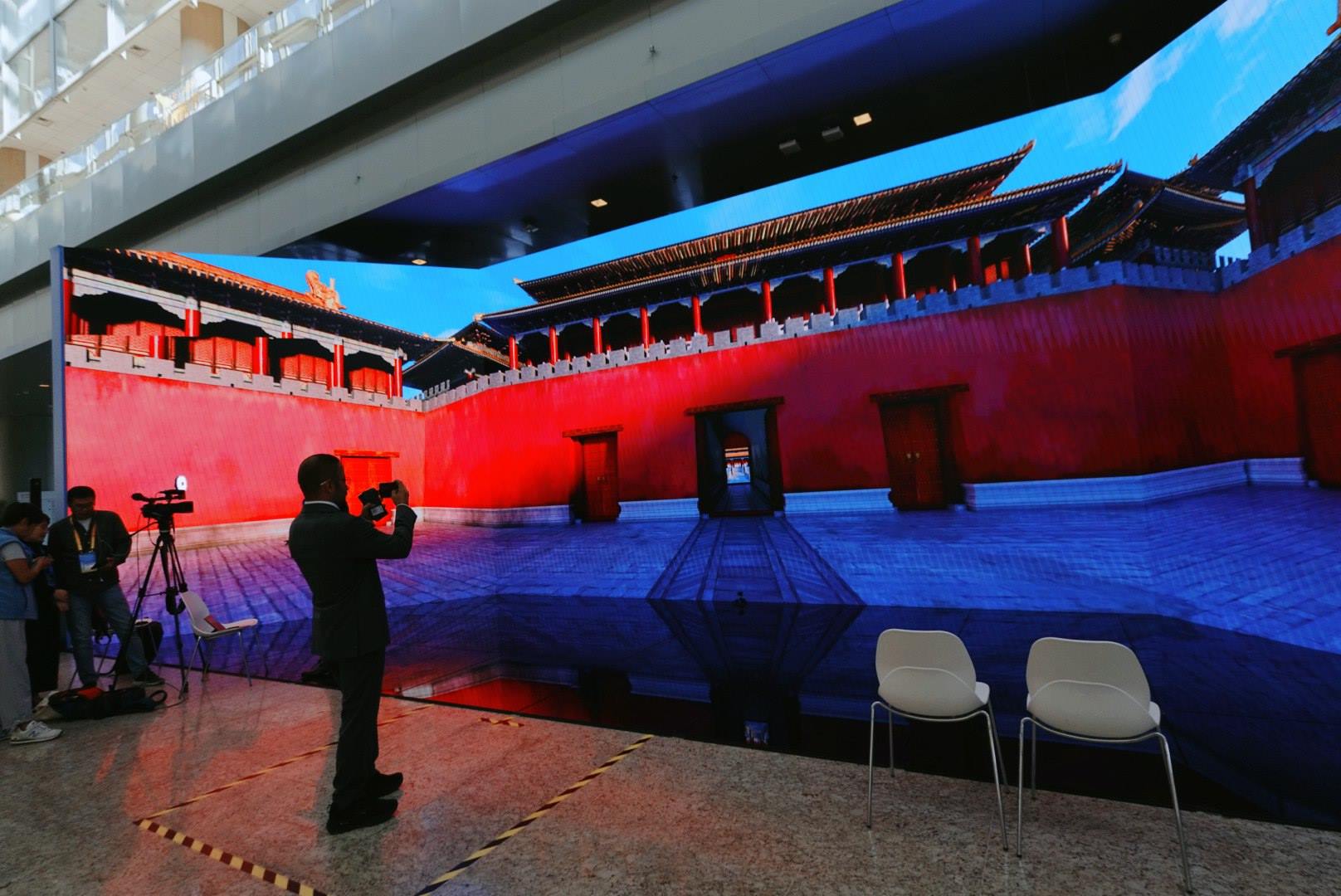 位于新聞中心的科技文化互動展示區(qū)。人民網(wǎng)記者 許維娜攝