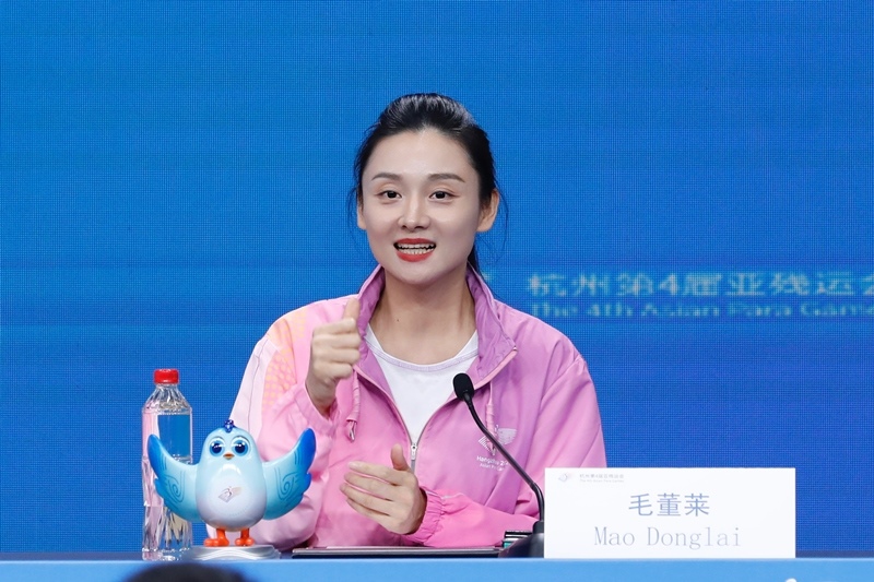 杭州市殘疾人綜合服務(wù)中心干事毛董萊介紹成為亞殘運(yùn)會(huì)火炬手的經(jīng)歷。杭州亞殘組委供圖
